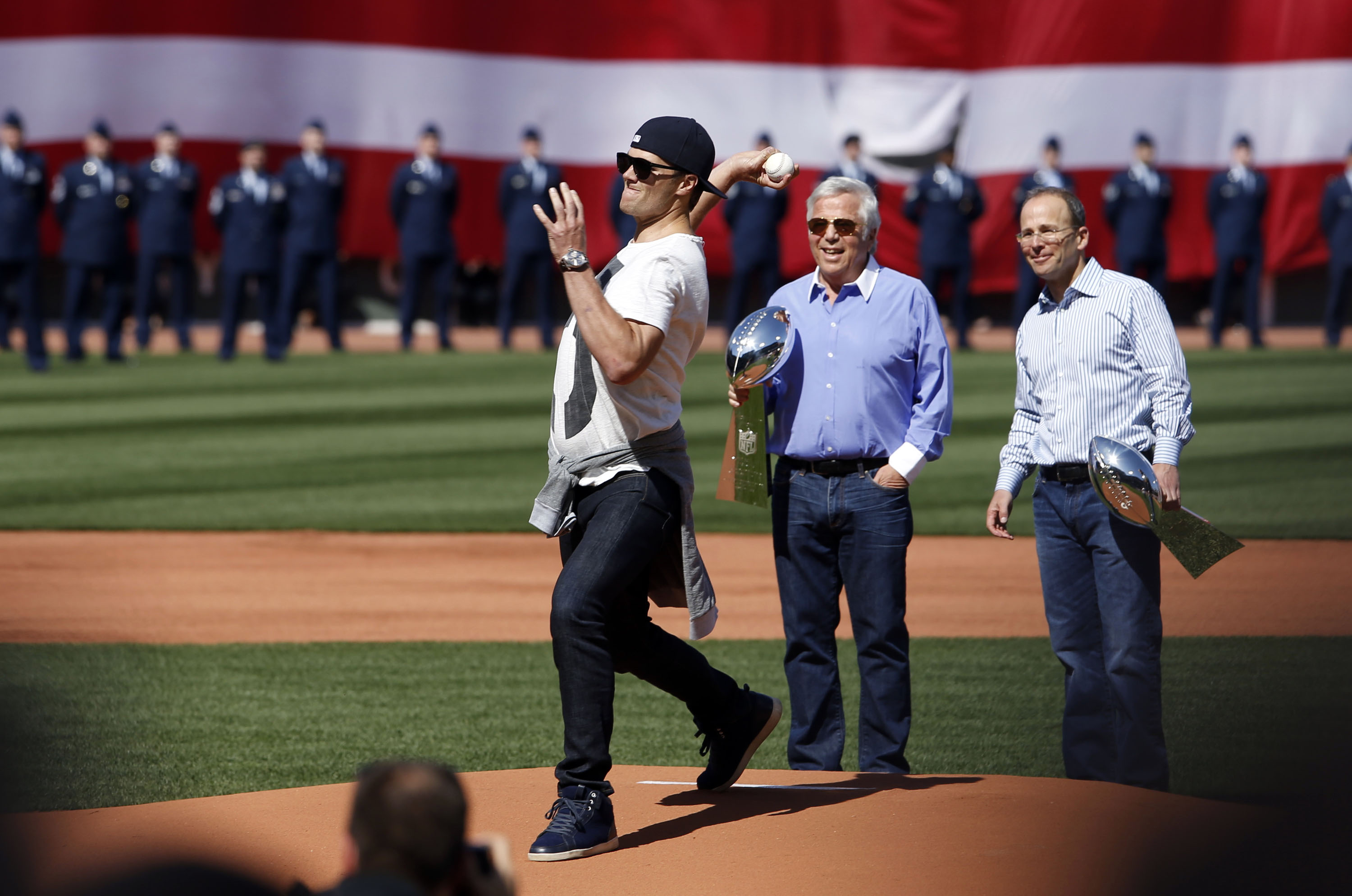 Video Tom Brady throws out first pitch at Boston Red Sox's home opener