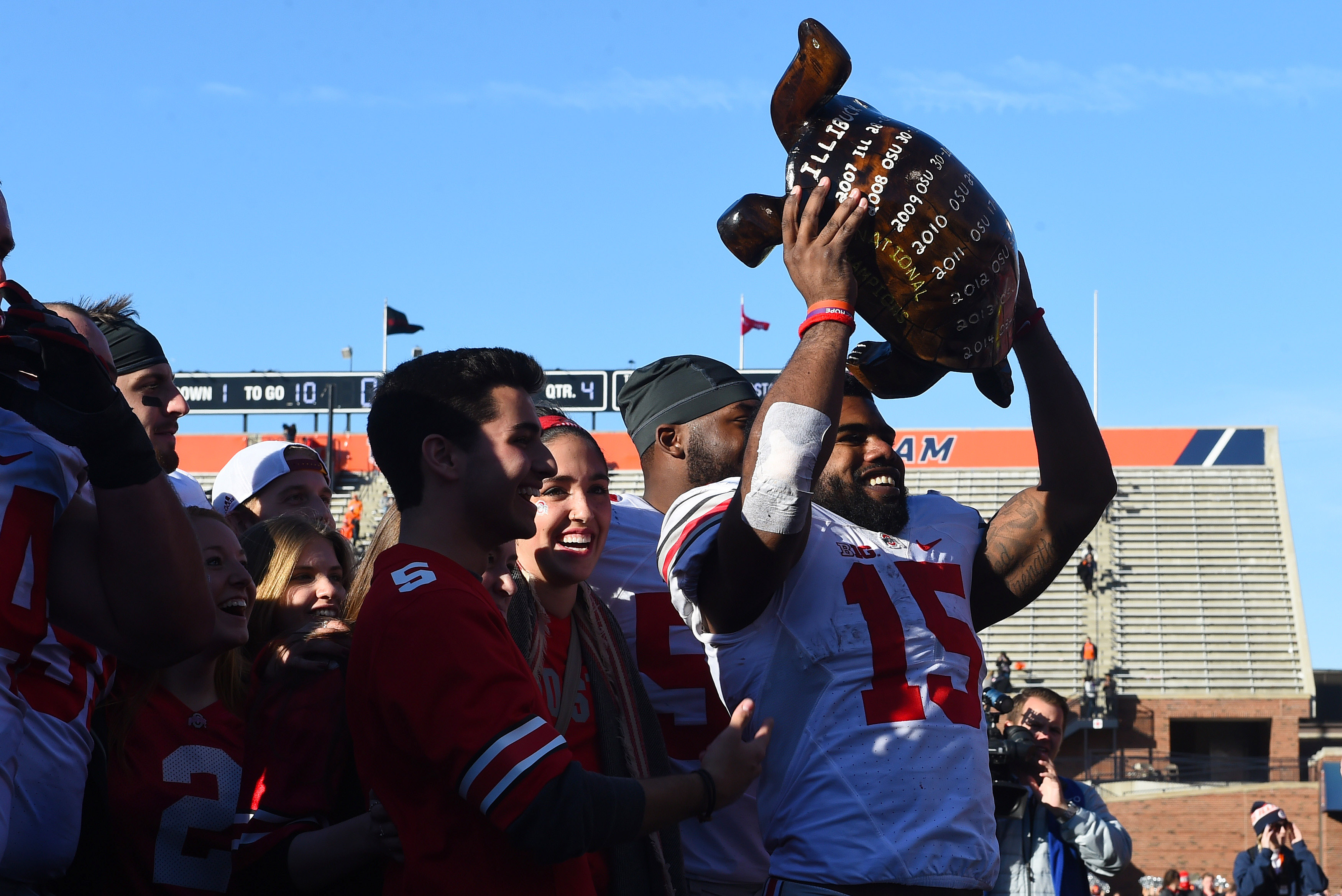 Ezekiel Elliott's rolled-up jersey powers him against Oregon