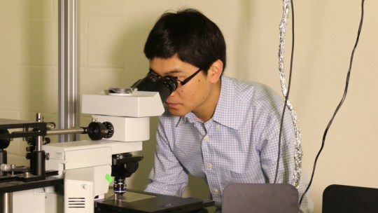 Junjie Li working on ovarian cancer cell imaging at Purdue.