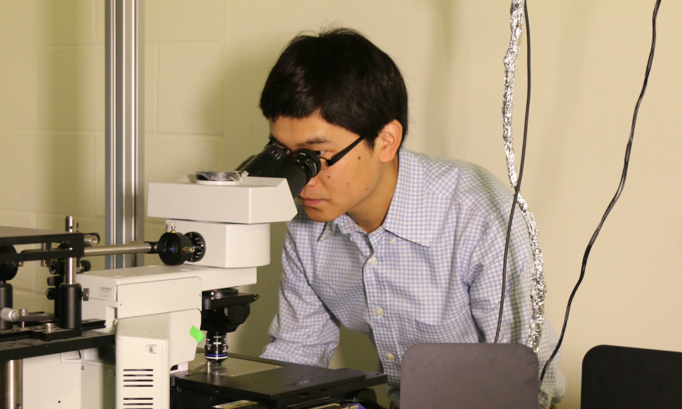 Junjie Li working on ovarian cancer cell imaging at Purdue.