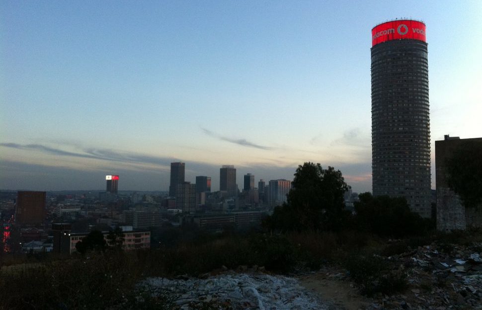 An image of the Johannesburg South Africa skyline at dusk