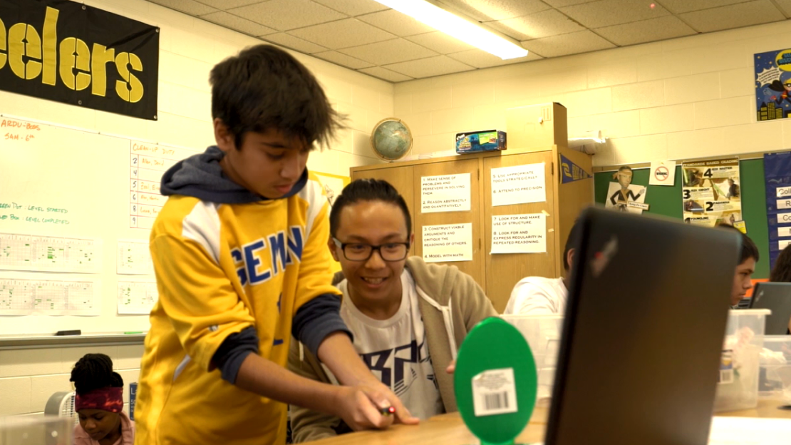 Students working together on a FUSE Challenge, a STEAM curriculum developed by learning scientists and educational researchers at Northwestern University.